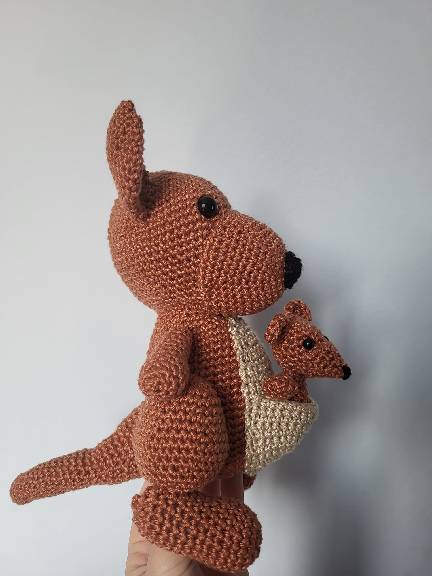 MARUSSIA Hoooked Kit Amigurumi Canguro Kayleigh | Set Uncinetto Con Cotone Riciclato E Istruzioni In 8 Lingue