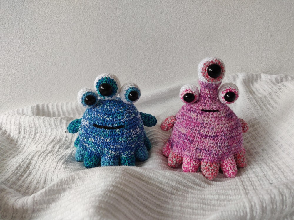 мк игрушки амигуруми. Crocheterie. вязаная игрушка влюбленные котики. милые амигуруми из бисера. 2 амигуруми.