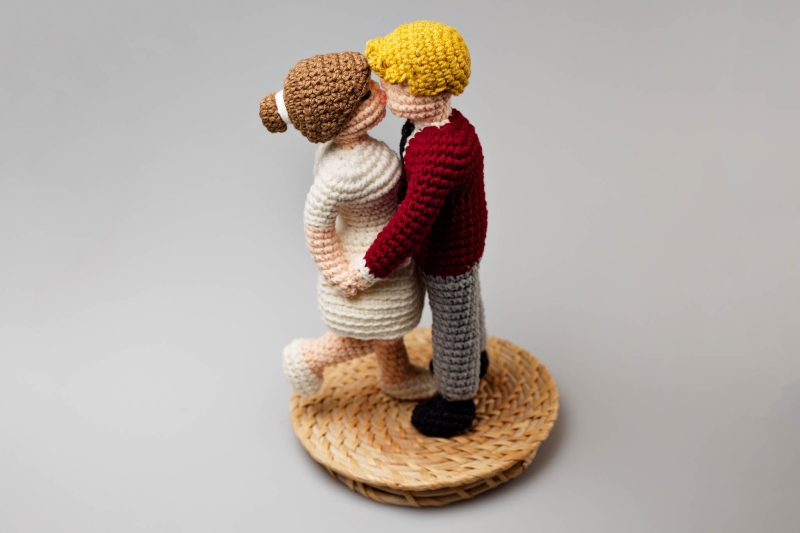 Kissing Couple Wedding Cake Topper amigurumi pattern -