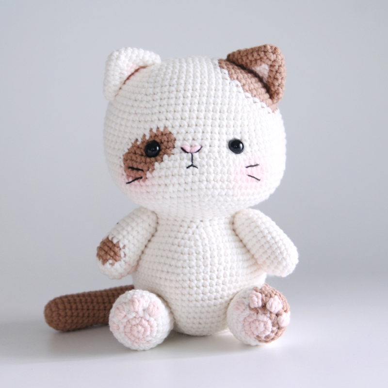 The cat (beige) amigurumi pattern - Amigurumi.com