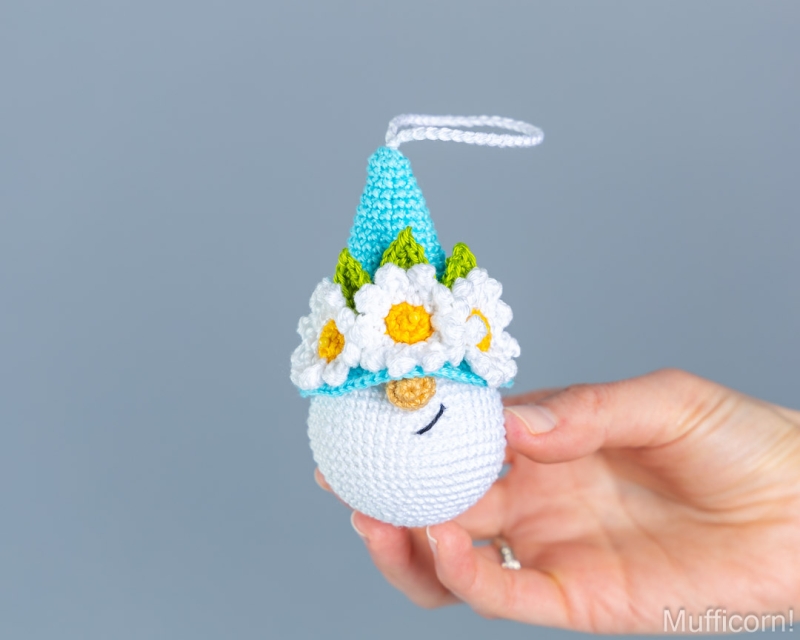 Gnomes keychains with flowers amigurumi pattern