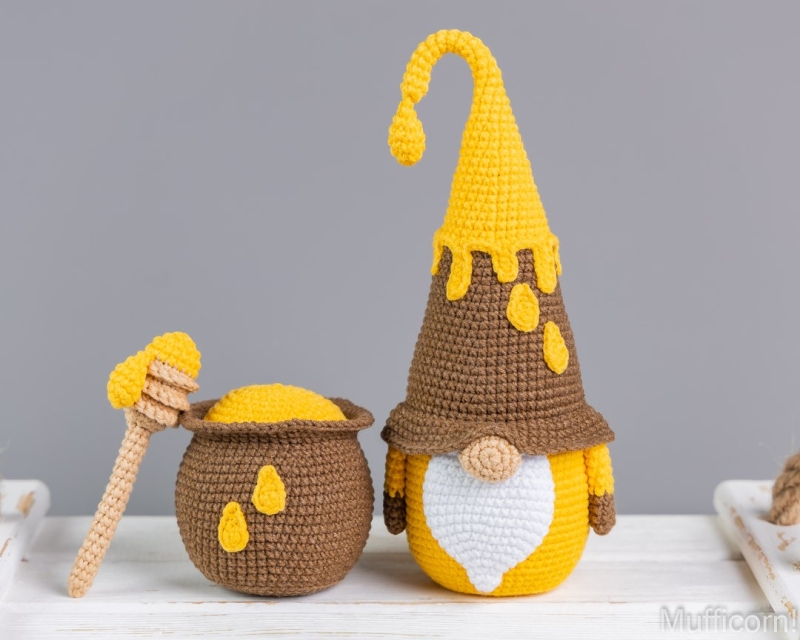 Bumble bee gnome- free crochet pattern 