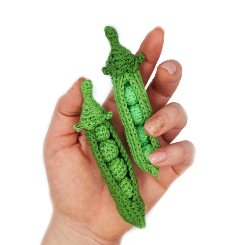 Green Pea in a pod Play food amigurumi pattern