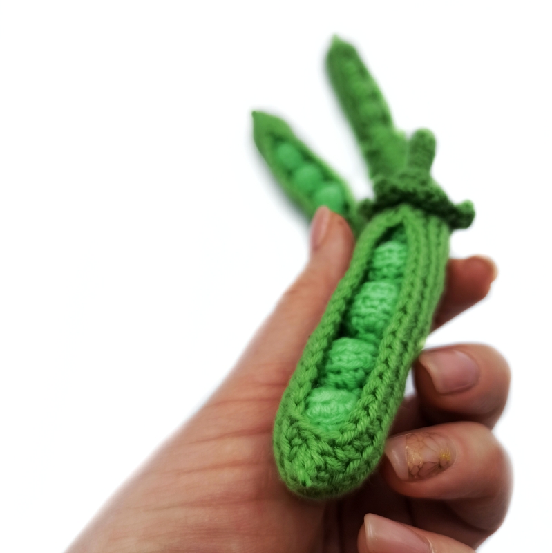Green Pea in a pod Play food amigurumi pattern