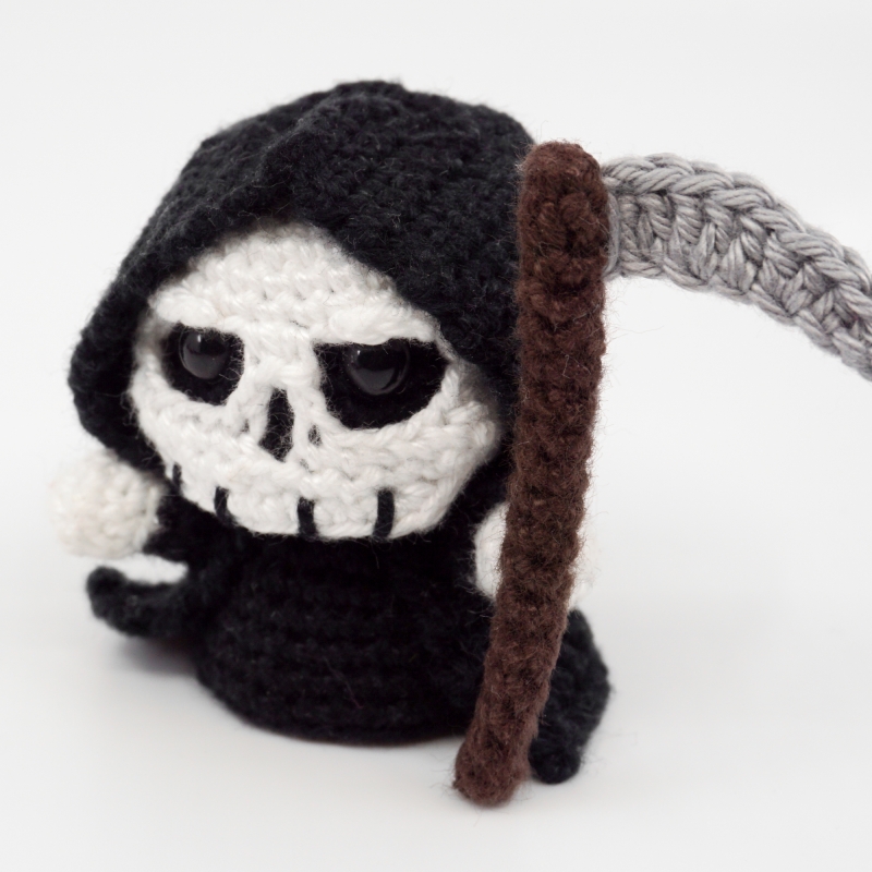 Mini Grim Reaper amigurumi pattern - Amigurumi.com