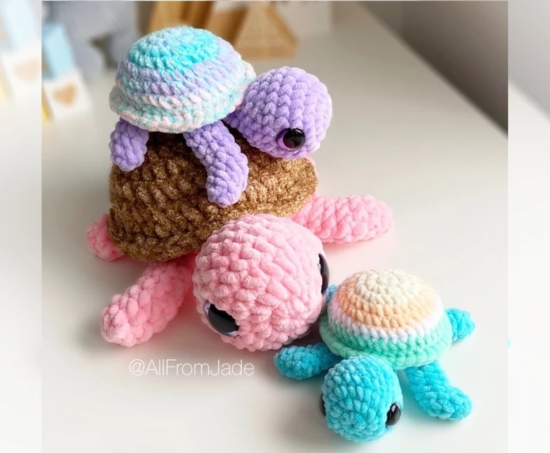 Tiana the tiny Sea Turtle - No sew amigurumi pattern - Amigurumi.com