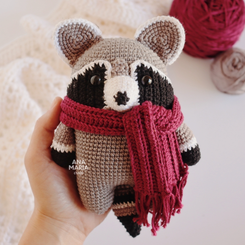 Eric, the racoon amigurumi pattern - Amigurumi.com