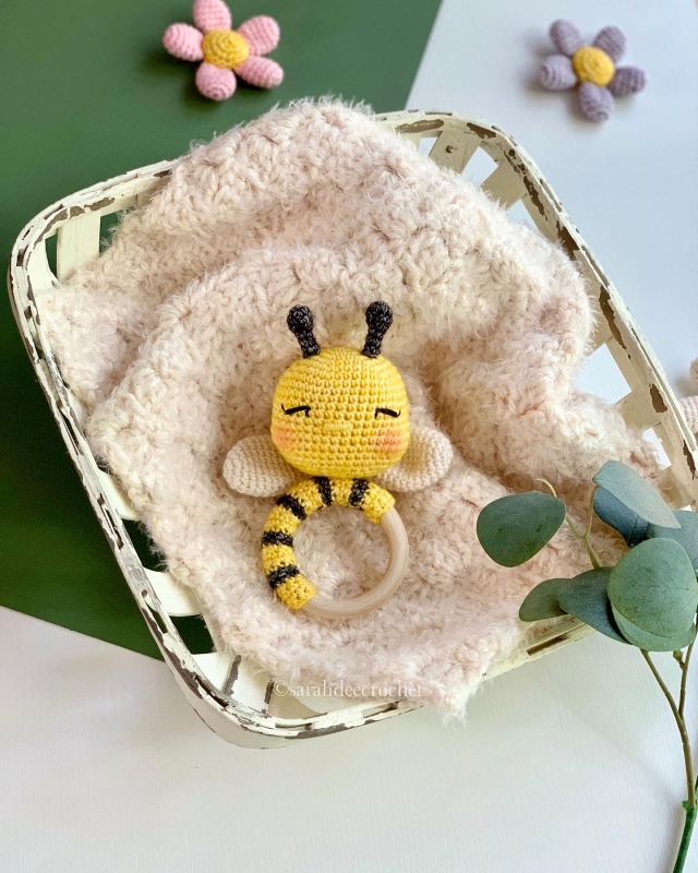 Honey the Bee Lovey and Rattle amigurumi pattern - Amigurumi.com