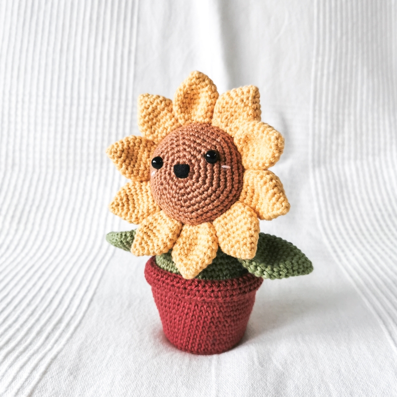Plant Heads: Sunny the Sunflower amigurumi pattern - Amigurumi.com