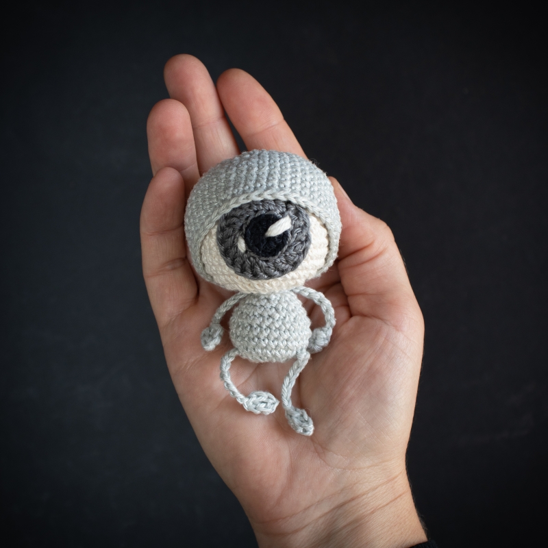 Amigurumi Tutorial: How to make amigurumi eyes with Lhylaraña