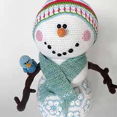 Mr. Frosty the snowman amigurumi by Woolytoons