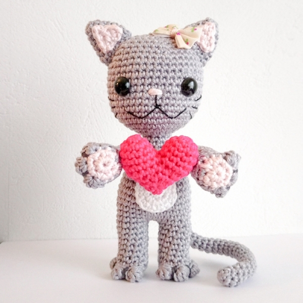 Valentine Kitty amigurumi pattern - Amigurumi.com