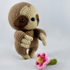 Hibiscus the Sloth amigurumi by YOUnique crafts