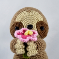 Hibiscus the Sloth amigurumi pattern by YOUnique crafts