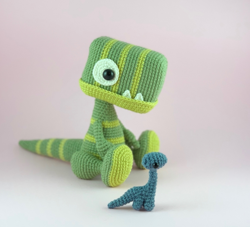 5 Roarsome Dinosaurs Happy Chenille Amigurumi Book – Stix