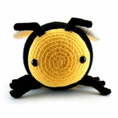 Bobby the Bumble Bee amigurumi pattern by Hookabee