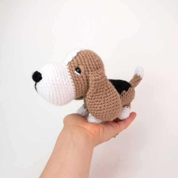 Barley the Basset Hound Dog amigurumi pattern - Amigurumi.com