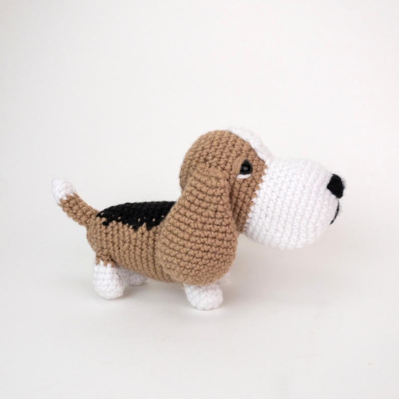 Barley the Basset Hound Dog amigurumi pattern - Amigurumi.com