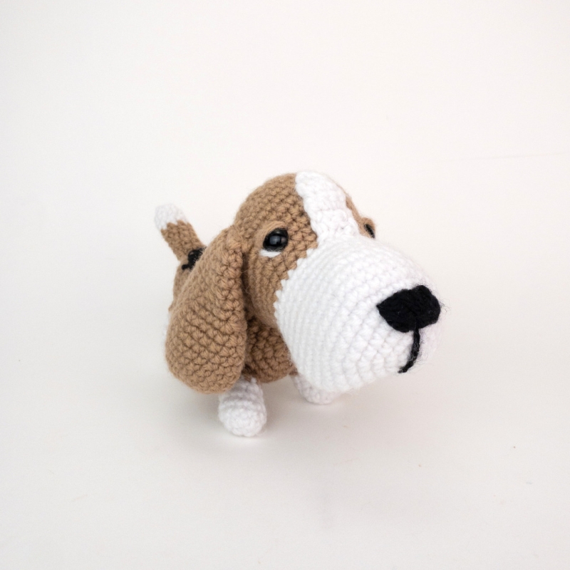 Barley the Basset Hound Dog amigurumi pattern - Amigurumi.com