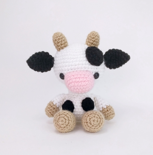 Chloe the Cow amigurumi pattern - Amigurumi.com