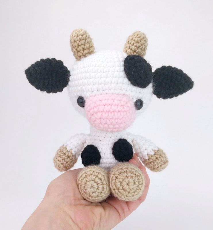 Chloe the Cow amigurumi pattern - Amigurumi.com