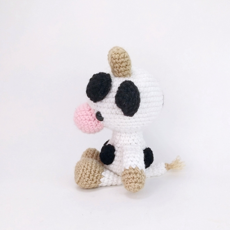 Chloe the Cow amigurumi pattern - Amigurumi.com