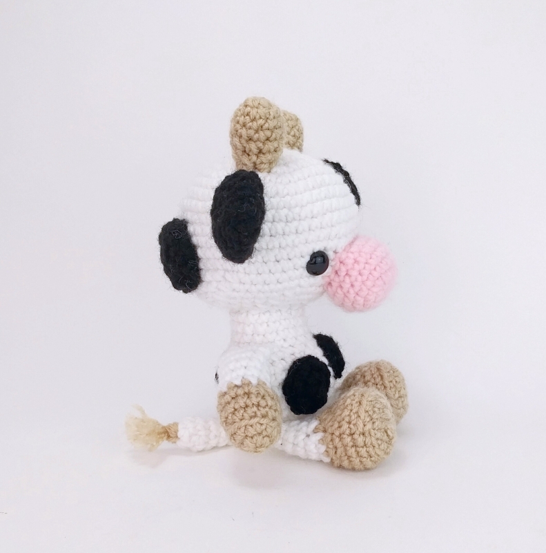 Chloe the Cow amigurumi pattern - Amigurumi.com