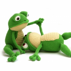 Fritz the Frog amigurumi by YukiYarn Designs