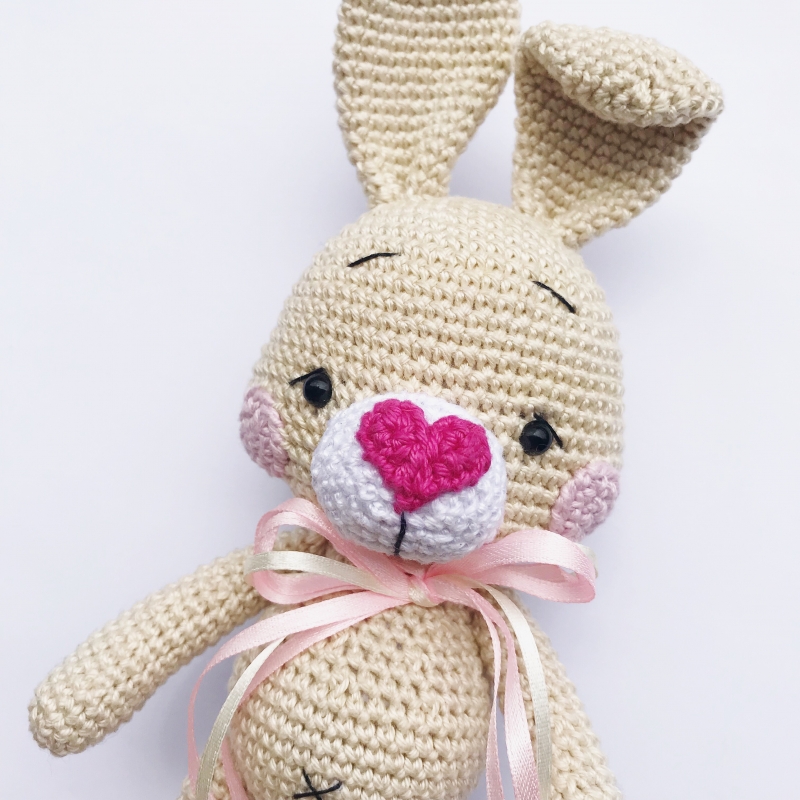 Lolly the little Bunny amigurumi pattern - Amigurumi.com