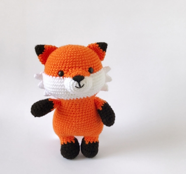 Flynn the friendly fox amigurumi pattern - Amigurumi.com