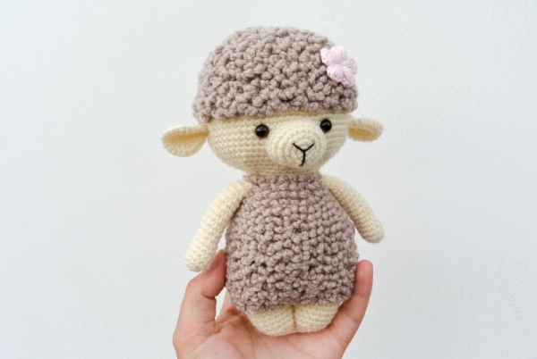 Dora the lamb amigurumi pattern - Amigurumi.com