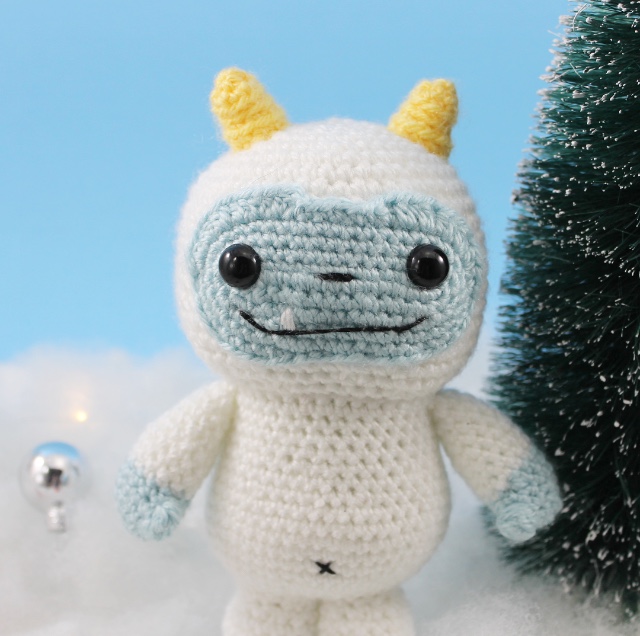 Mini Yeti amigurumi: Crochet pattern