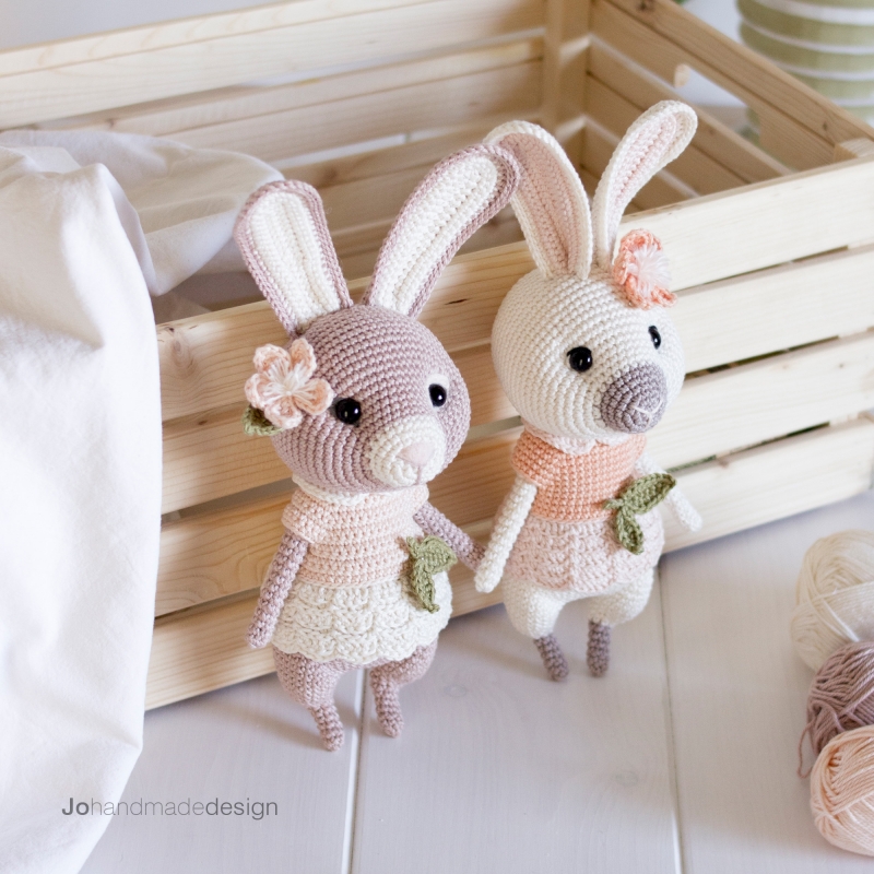 Peach & Coco the bunnies amigurumi pattern - Amigurumi.com