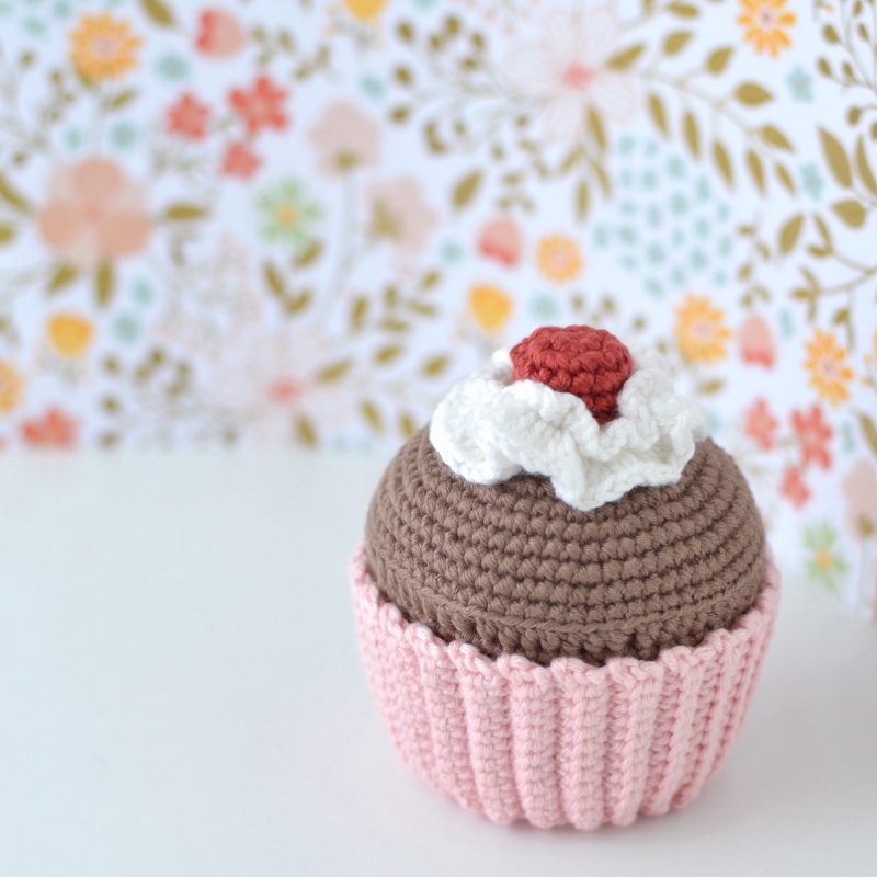 Birthday Cupcake amigurumi pattern - Amigurumi.com