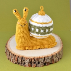 Martha the Christmas Snail amigurumi pattern - Amigurumi.com