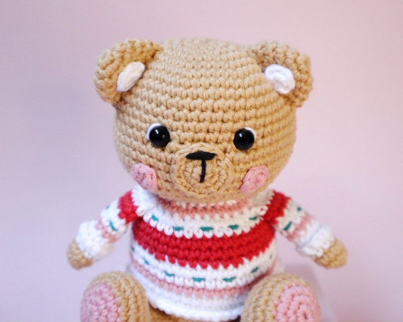 Billy the Festive Teddy amigurumi pattern - Amigurumi.com