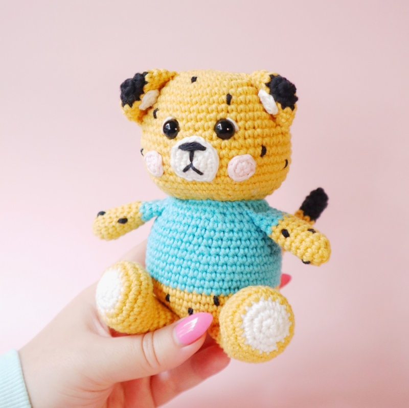 Jan the cheetah amigurumi pattern 