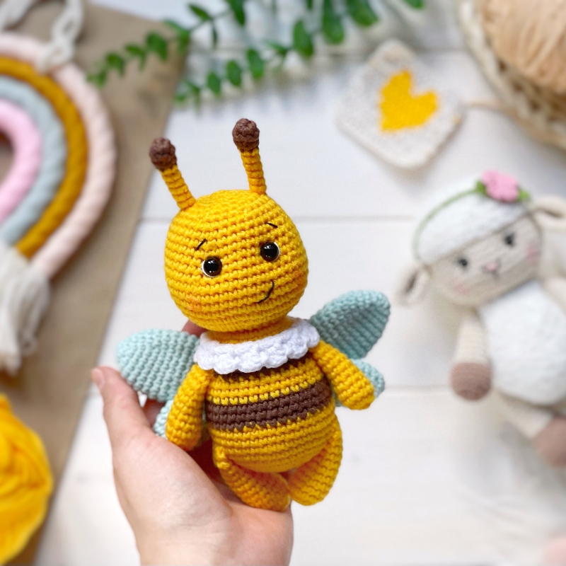 Kind bumblebee amigurumi pattern - Amigurumi.com