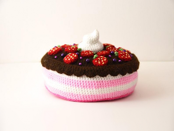 Strawberry Chocolate Cake Amigurumi Pattern - Amigurumi.com