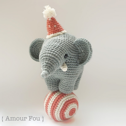 Gustav the balancing elephant - Free amigurumi pattern