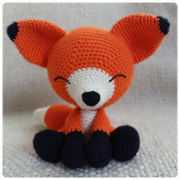 The sleepy fox - Free amigurumi pattern