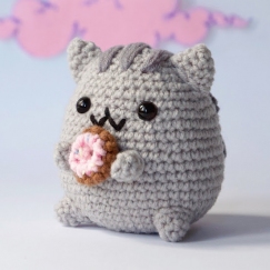 pusheen with donut