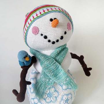 Mr. Frosty the snowman amigurumi pattern by Woolytoons