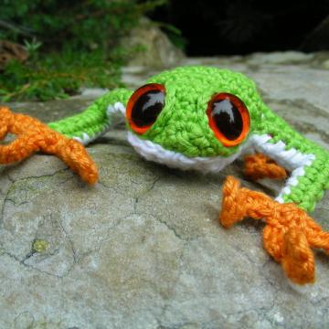 climbing frog amigurumi pattern