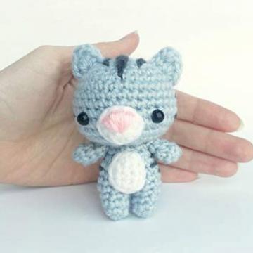 Evie the Kitten amigurumi pattern by AmiAmore